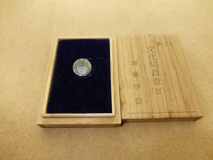 創価学会 文化局 文化局員章ピンバッジ 芸術部 桐箱入り　シリアルナンバー Amazon | 創価学会 文化局 文化局員章ピンバッジ 芸術部 桐箱